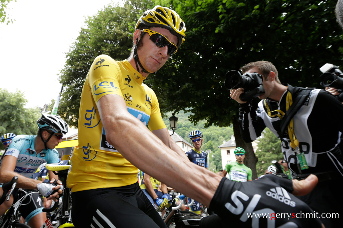 Bradley WIGGINS looking into my camera and lifting his thumb up on stage 17 at Bagneres de Luchon