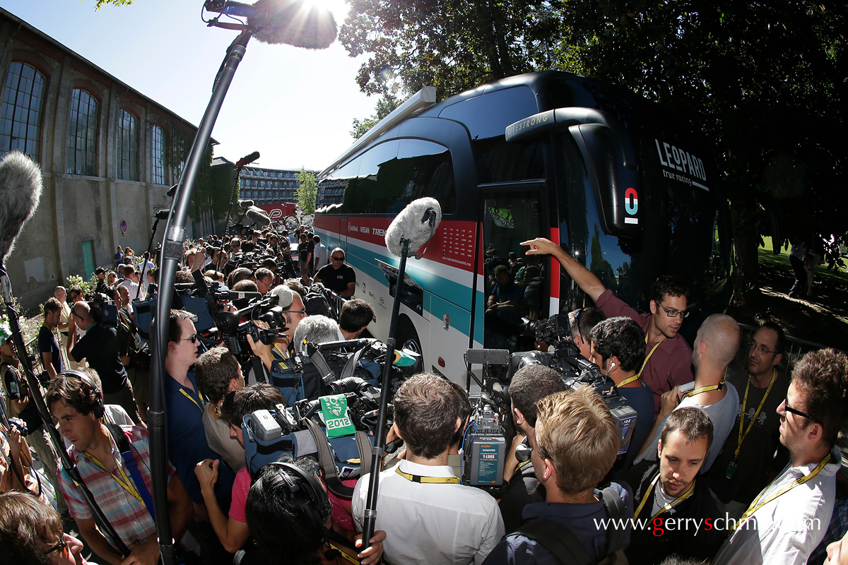 Tremendous crowd of journalists in front of the RNT Bus the day after Frank Schlecks positive A test in Pau