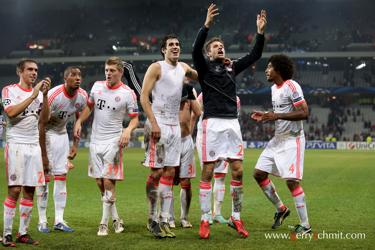 Players of FC Bayern Munich celebrating their victory againt OSC Lille in the Champions League