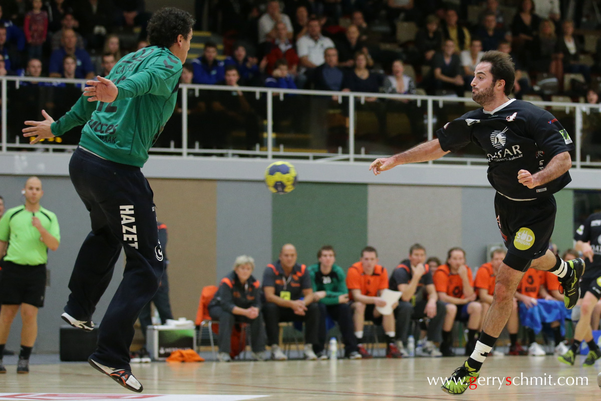 Martin MULLER (Handball ESCH) scoring against Volendam (BENELUX League)