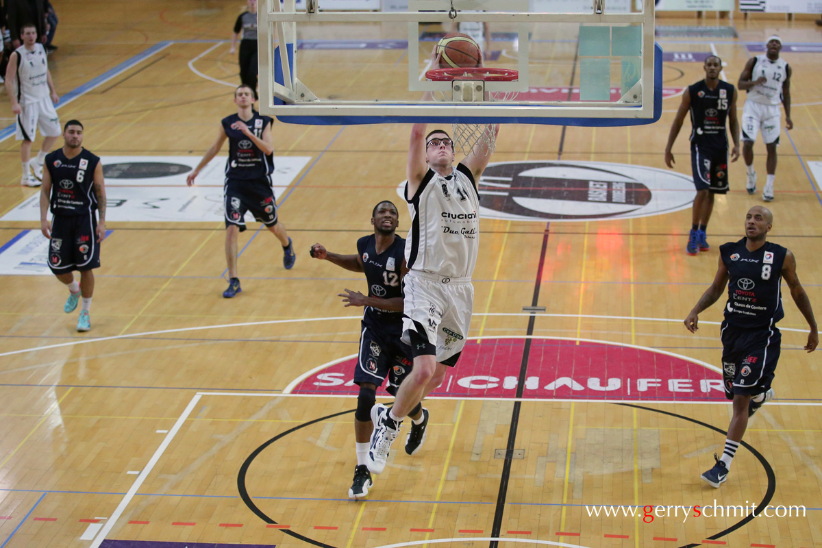 Ryan SHARRY (T71 Dudelange) is going for a dunk - all the players of the opponent team AB Contern are just spectators