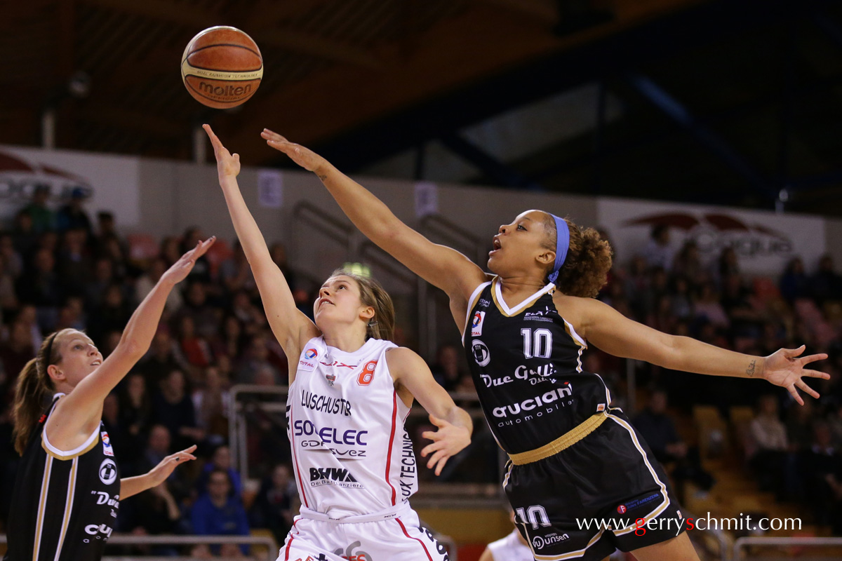 Iasia HEMINGWAY tries to stop Cathy SCHMIT during the LaLUX Ladies Cup Final 2013