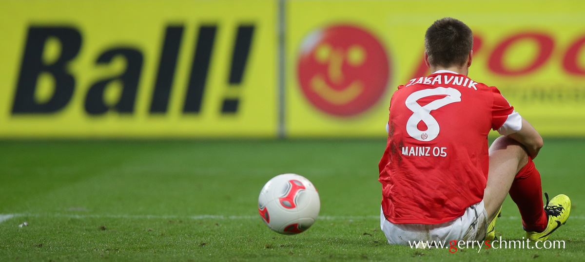 Radoslav ZABAVNIK (FSV Mainz 05) is frustrated after Mario MANDZUKIC's goal putting the score to 0-2 for FC Bayern