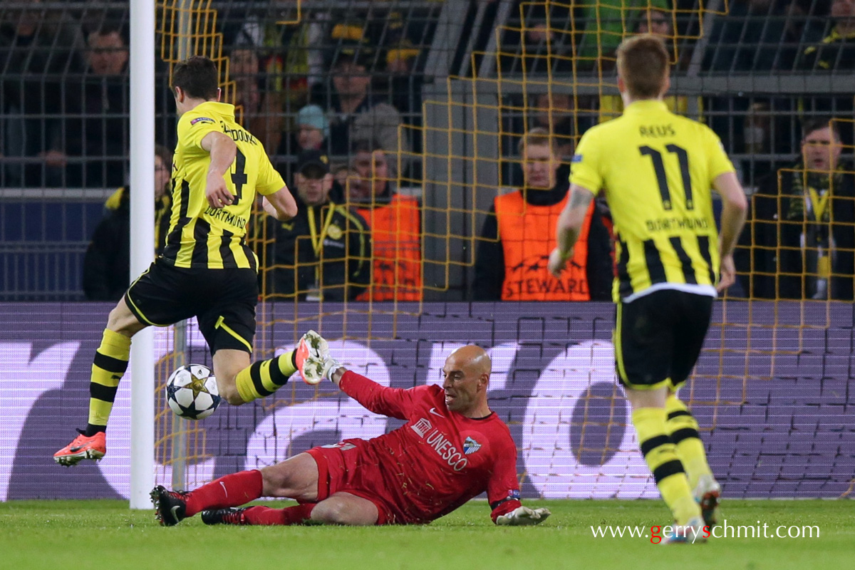 Robert LEWANDOWSKI puts the score to 1-1 during the quarterfinal in Cl against FC Malaga