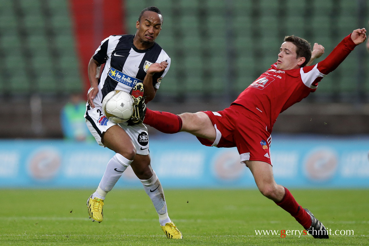 Andy MAY (Differdange 03) an Clayton DE SOUSA MOREIRA (Jeunesse Esch) fighting for the ball