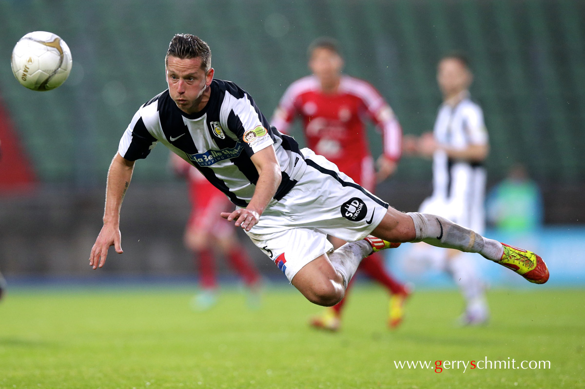 Adrien PORTIER (Jeunesse Esch) saves the ball with an artistic flight