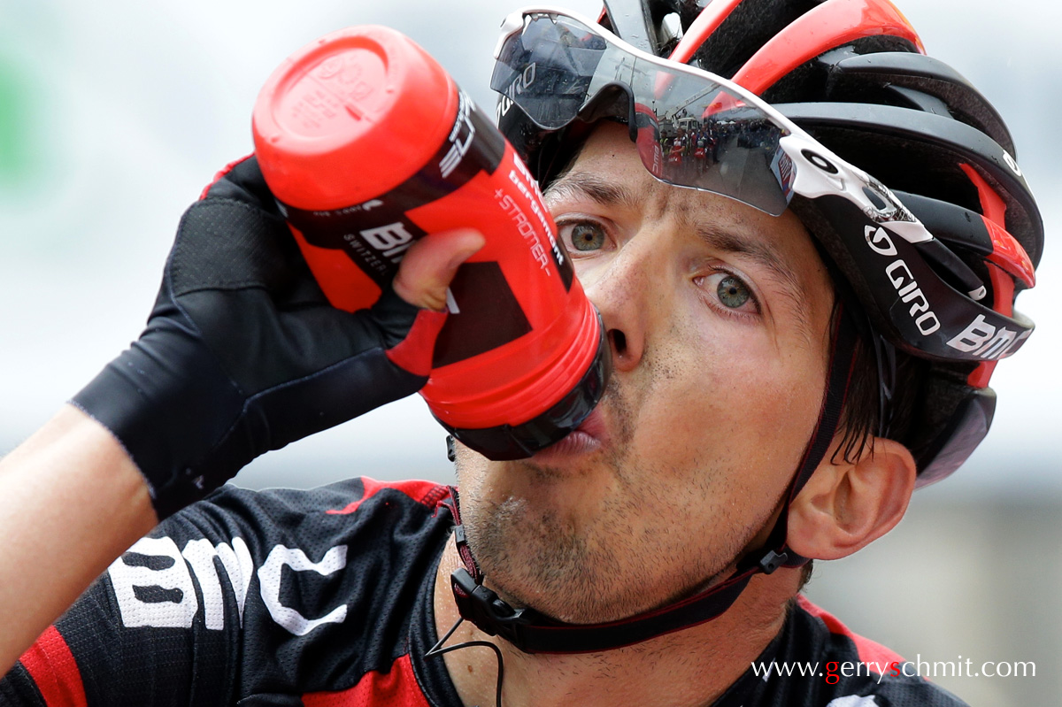 Steve MORABITO gets some water at Alpe d'Huez