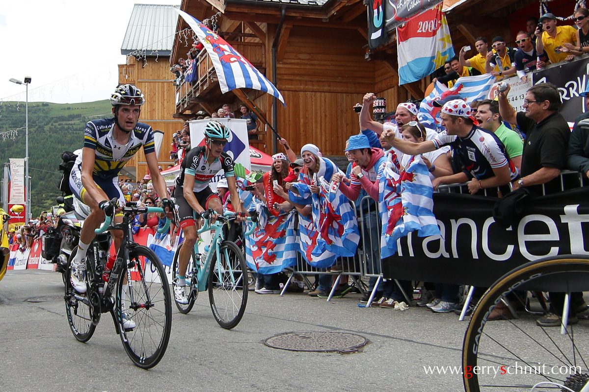 Andy SCHLECK passes in front of luxembourgish Fans at Alped'Huez