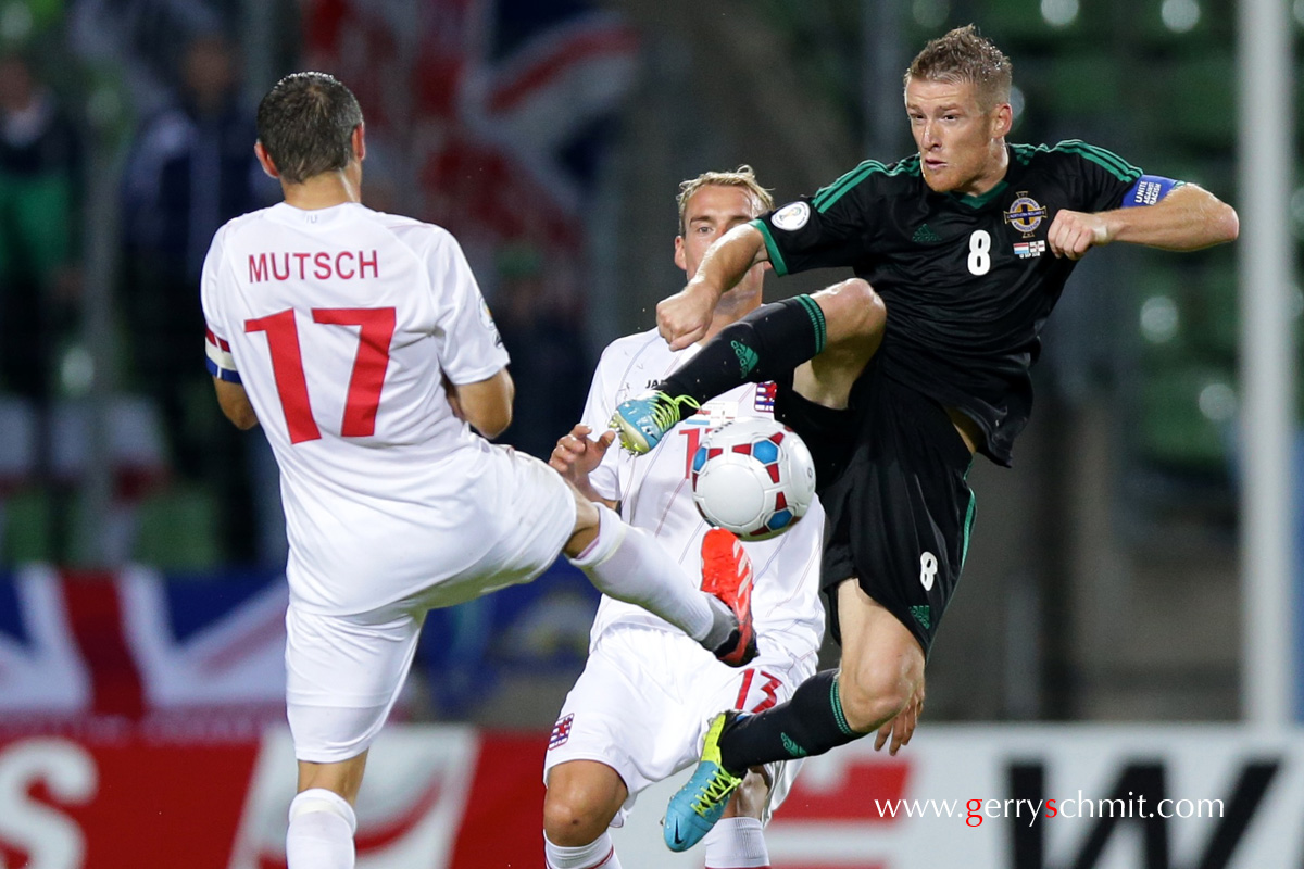 Duel for the ball between Steven DAVIS (Northern Ireland) an Mario MUTSCH (Luxembourg) 