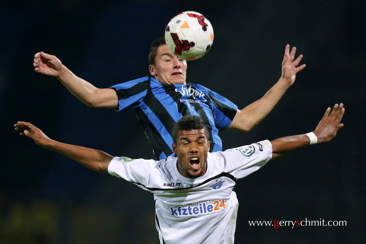 Tim STEGERER (FCS) an Elias KACHUNGA (SCP) fighting for the ball