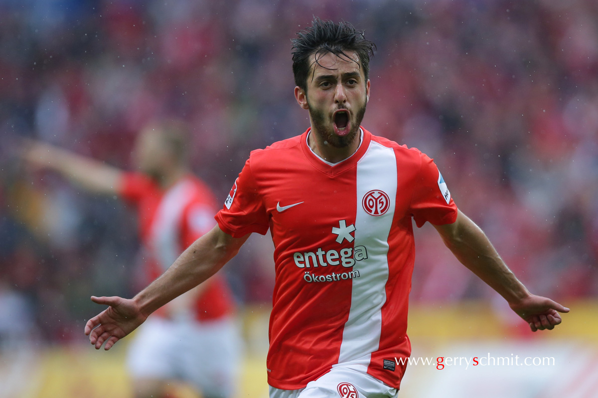 Yunus Malli celebrates his goal of 2-1 lead against HSV 