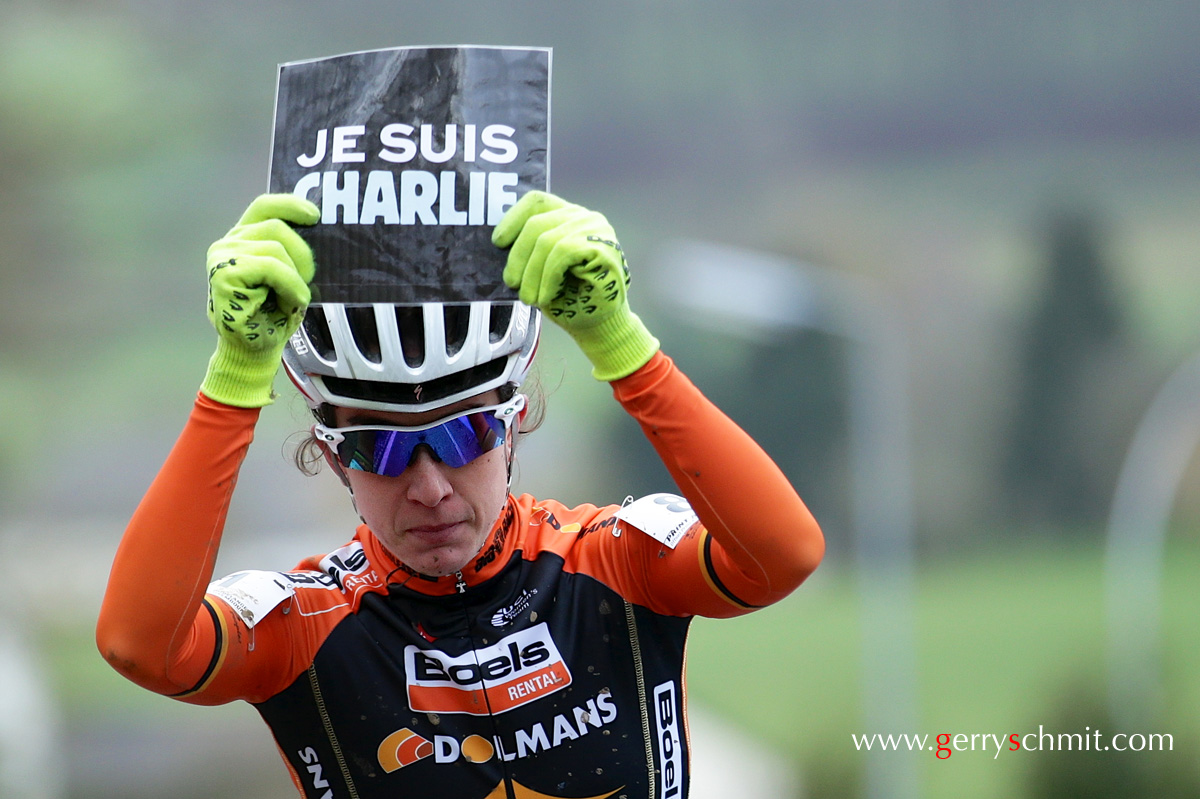 Champion Christine Majerus shows her sympathy for the terror victims in Paris while crossing the finishline