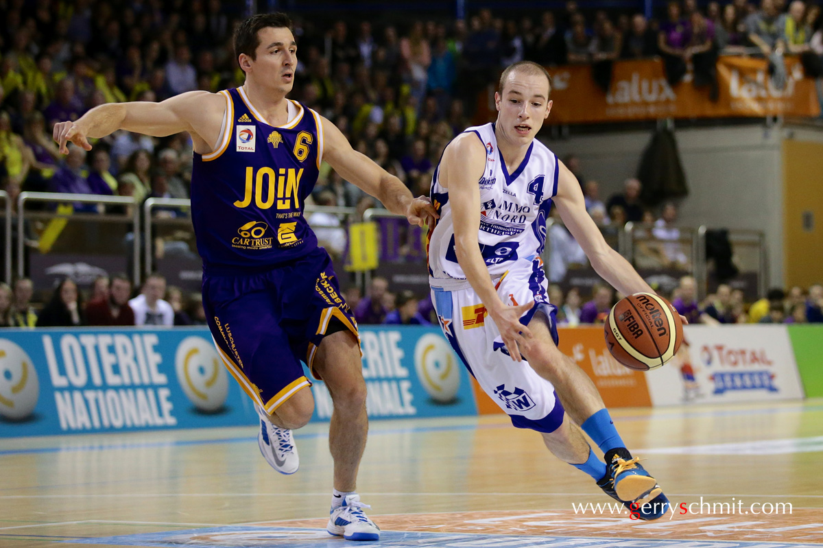 Duel between Eric Jeitz (Amicale) and Philippe Gutenkauf (Etzella) during Cup semifinale game