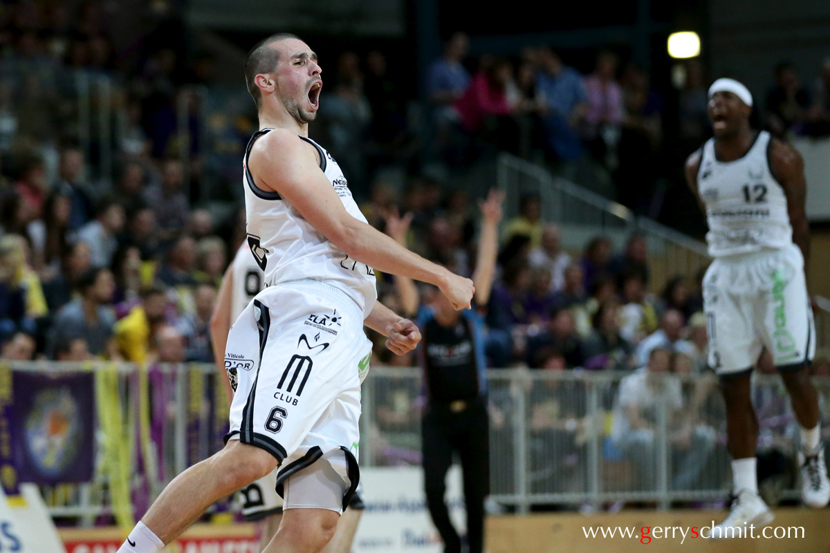 Gilles Ruffato an Nelly Stephens (T71) celebrate an important point during the finals against Amicale Steinsel