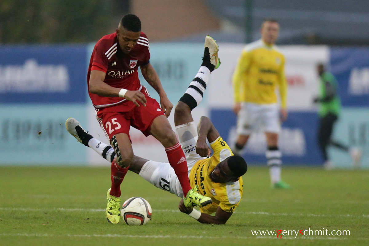 Duel between Ronny Souto (Fola) and Rodrigue Dikaba (F91)