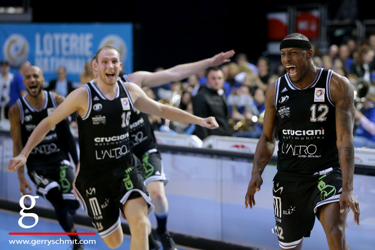 Nelly Stephens an his teammates celebrate their victory of the Cup-finals in Basketball 2016