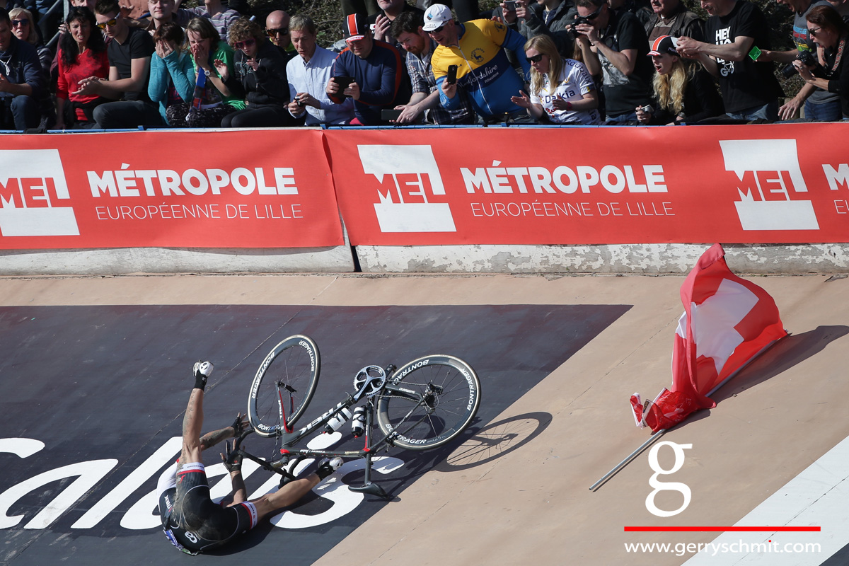 Fabian Cancellara falls whilst trying to ride a honor round with the Swiss flag @ Paris-Roubaix