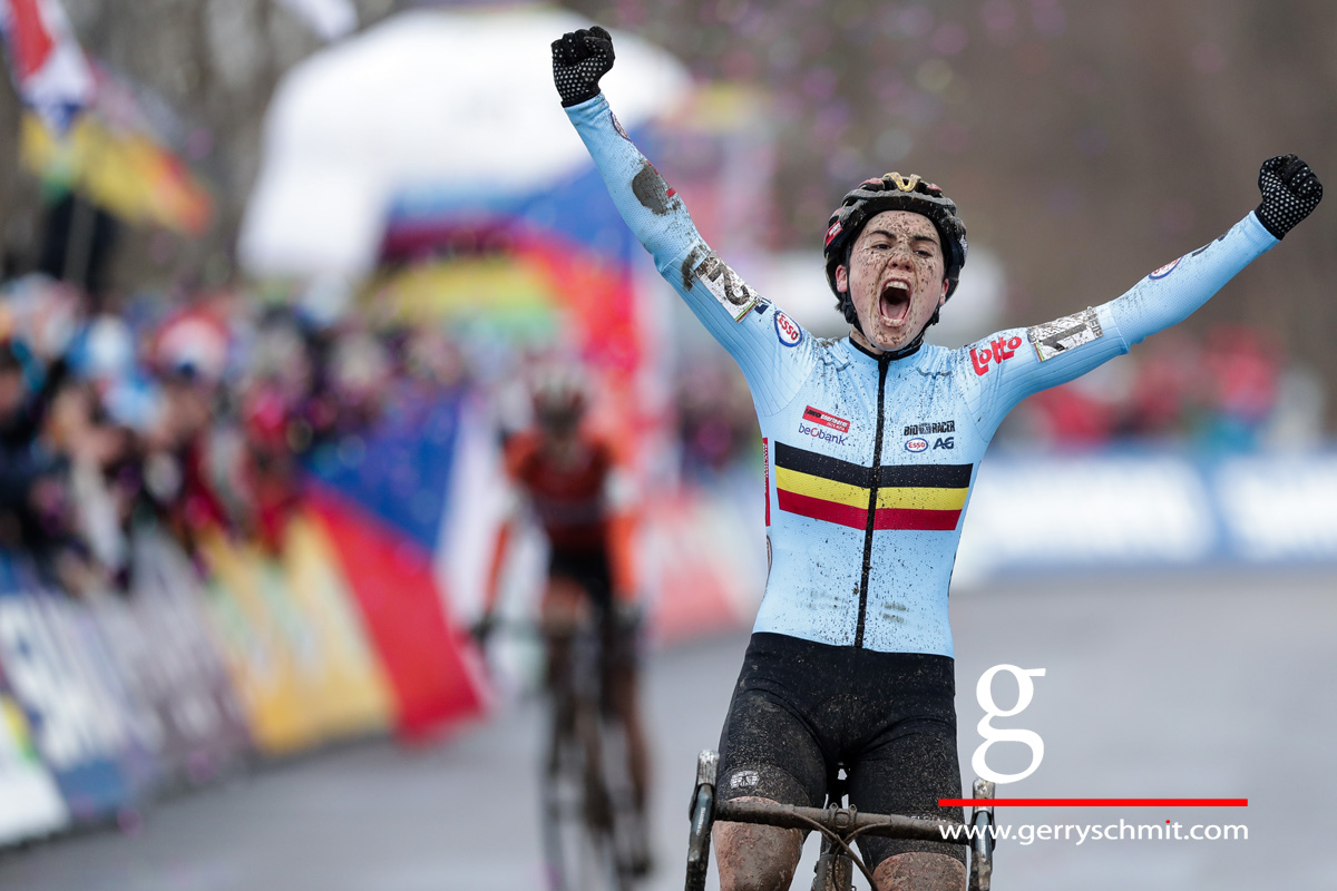 Sanne Cant of Belgium winns the Cyclocross Worldchampionships in Bieles 2017