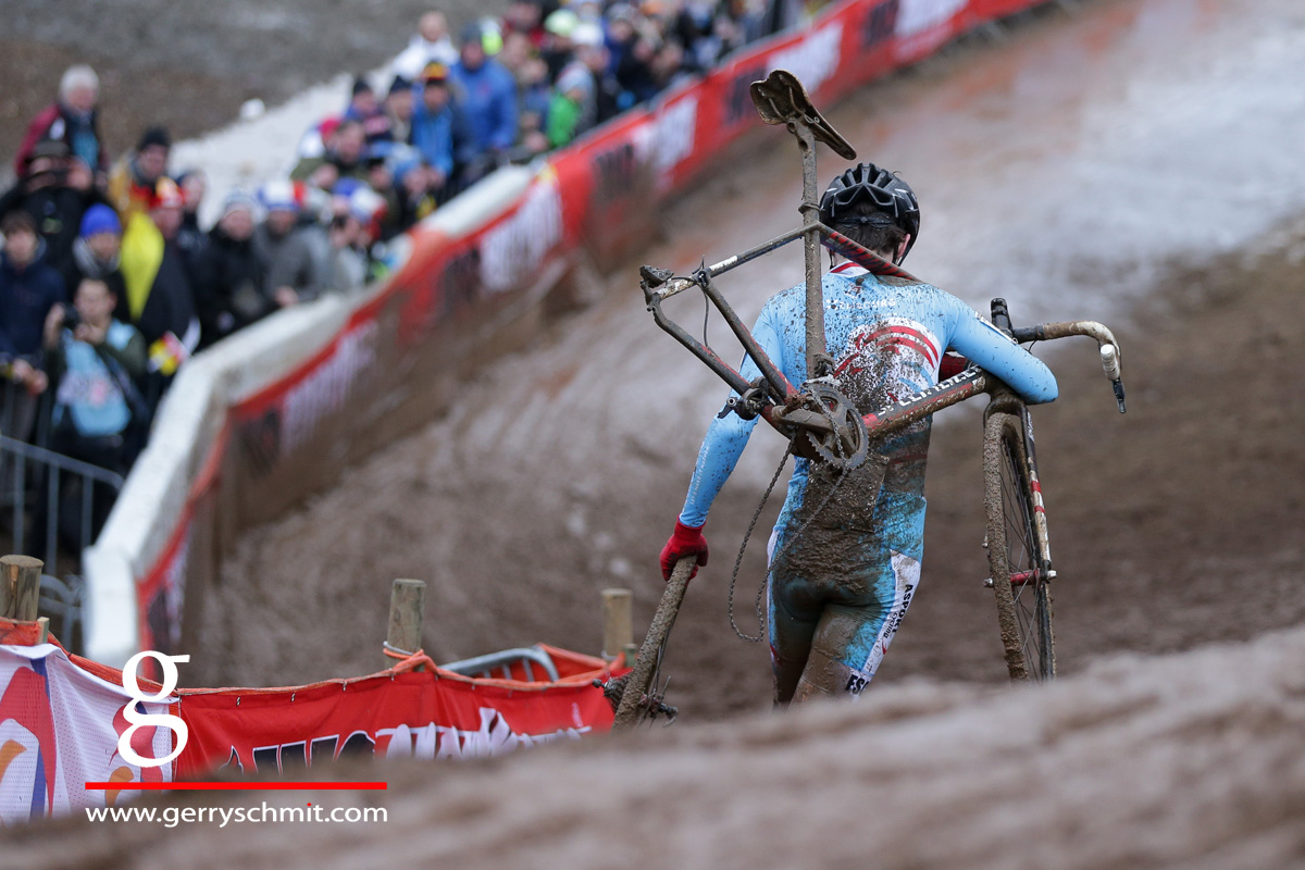 Scott Thiltges of Luxembourg finishes the race after his bike broke @Bieles 2017